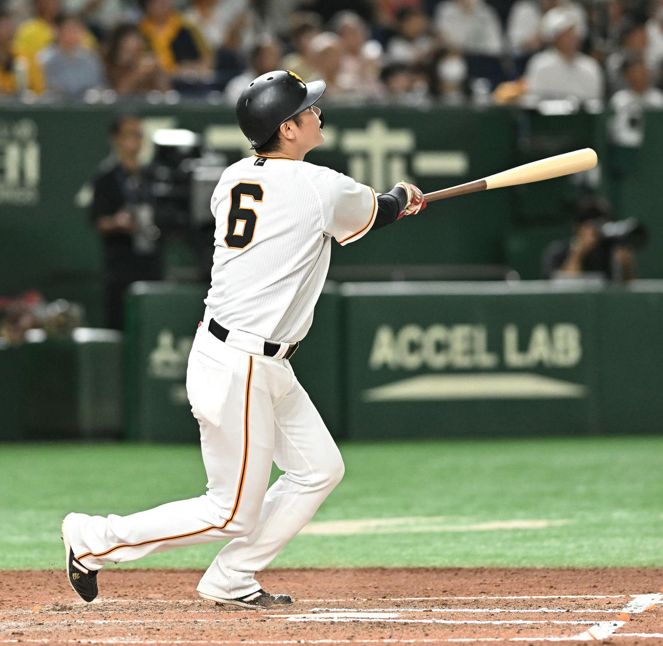 巨人対阪神　6回裏巨人2死、坂本は中越えソロ本塁打を放つ（撮影・滝沢徹郎）