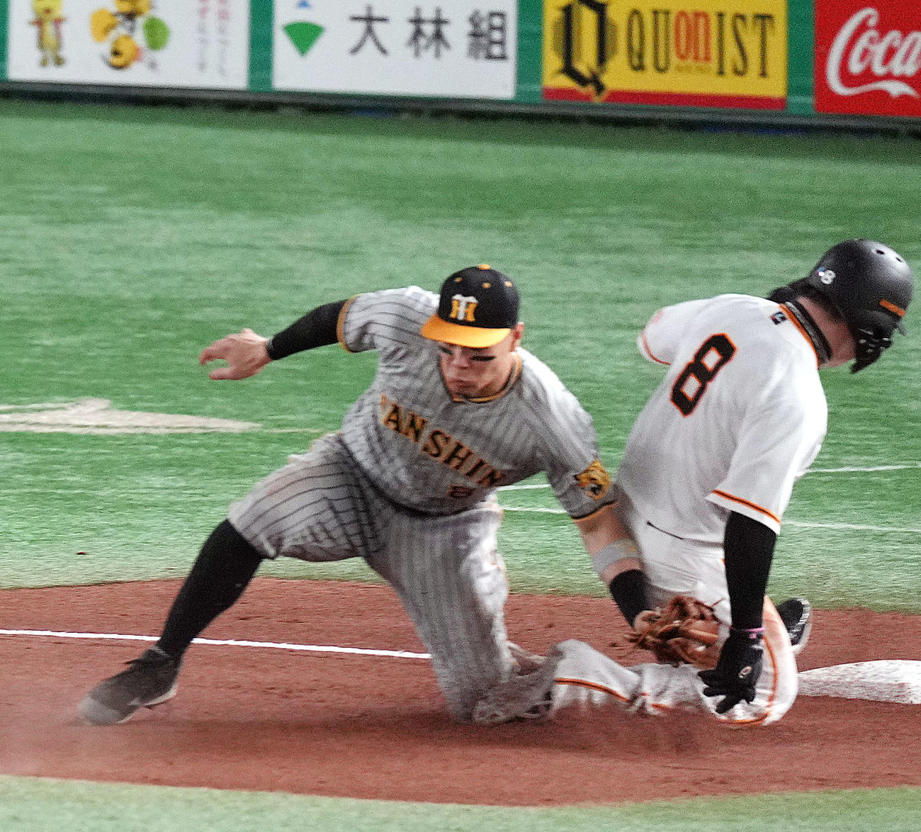 巨人対阪神　7回裏巨人1死一塁、長野の二ゴロで、三塁セーフとなる丸。左は佐藤輝（撮影・狩俣裕三）