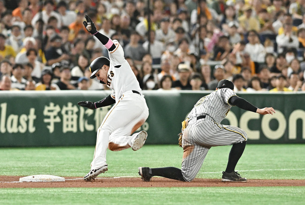巨人対阪神　7回裏巨人1死一塁、長野の二ゴロから三塁へ進塁する丸（左）。三塁手佐藤輝（撮影・滝沢徹郎）