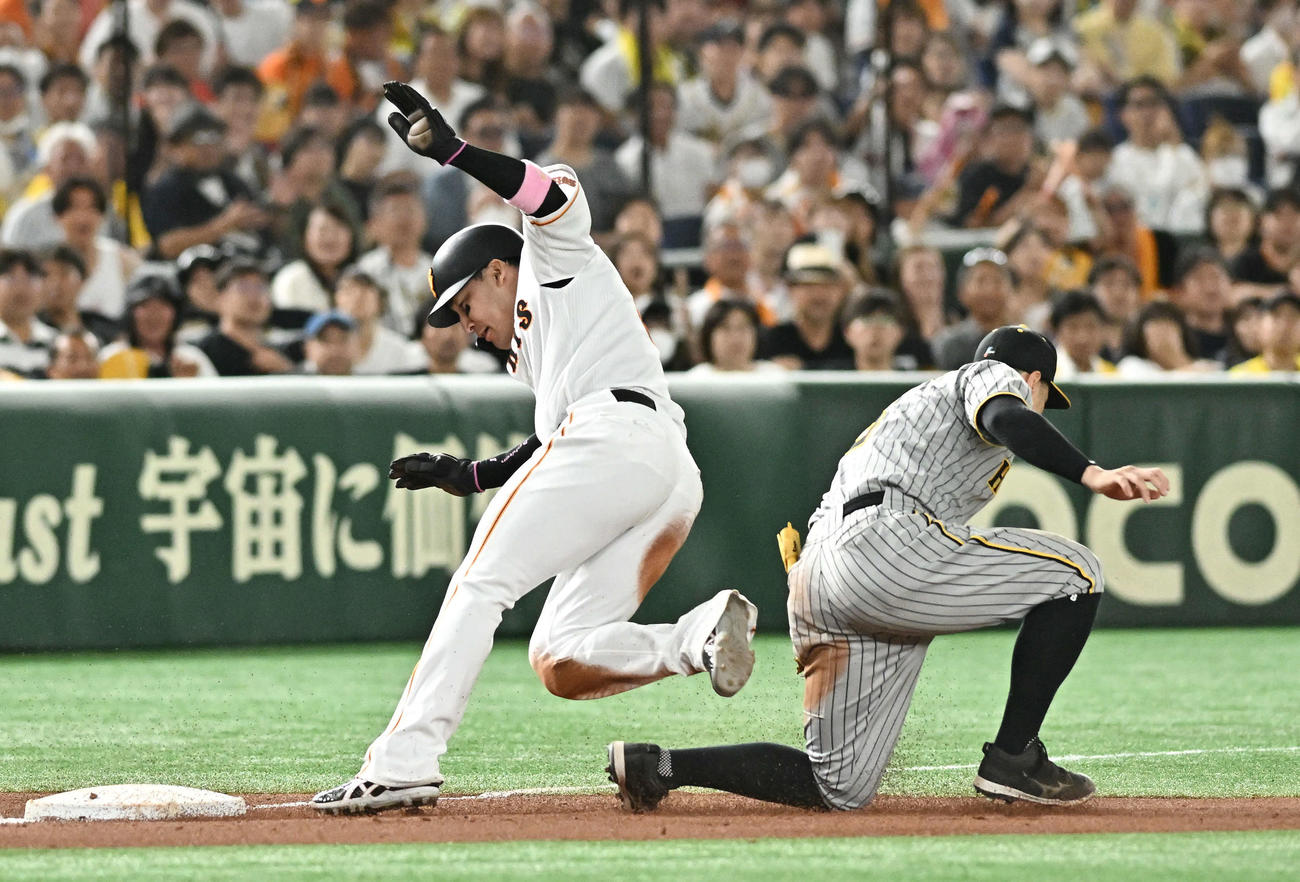巨人対阪神　7回裏巨人1死一塁、長野の二ゴロから三塁へ進塁する丸（左）。三塁手佐藤輝（撮影・滝沢徹郎）