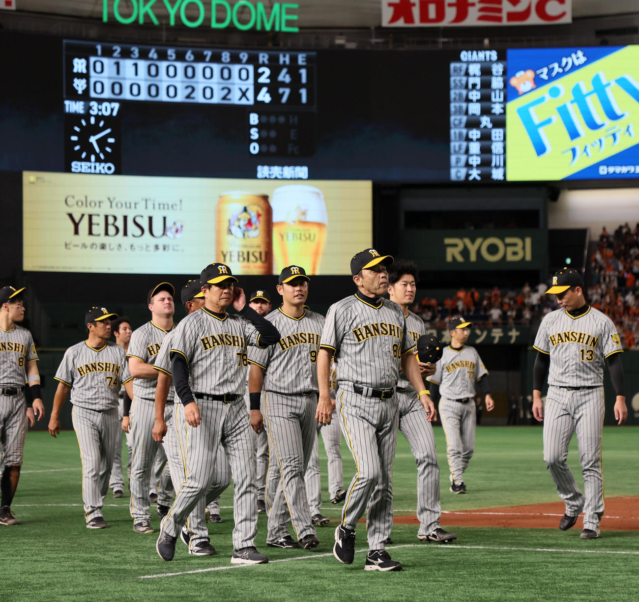 巨人対阪神　巨人に敗れた岡田監督ら阪神ナインは東京ドーム最終戦のあいさつをスタンドに向けて行いベンチへ引き揚げる（撮影・加藤哉）