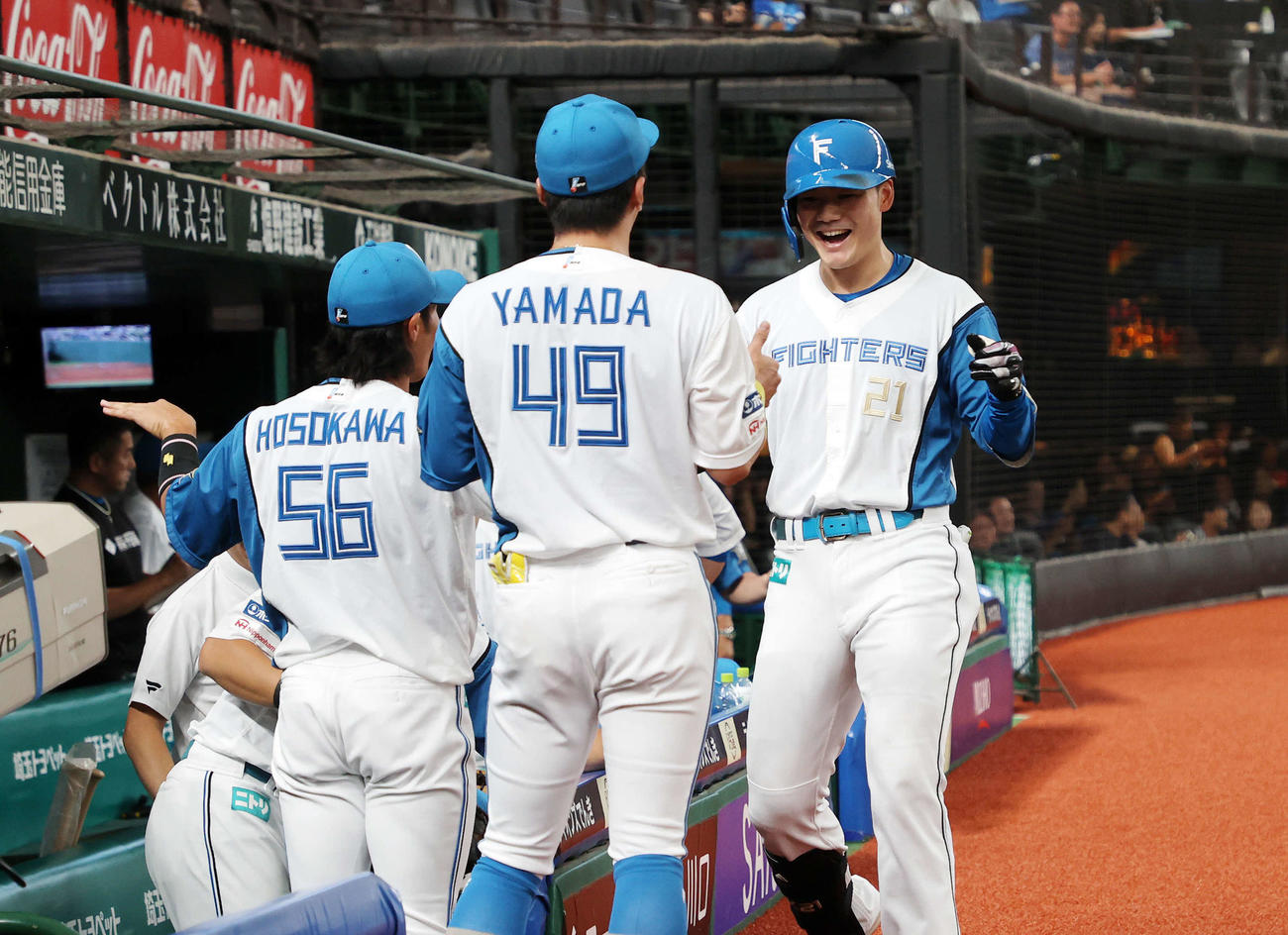 西武対日本ハム　1回表日本ハム2死、清宮（右）は右越えソロ本塁打を放ちベンチ前で喜ぶ（撮影・鈴木正人）