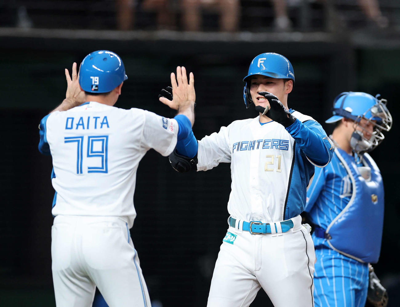 西武対日本ハム　1回表日本ハム2死、清宮（右）は右越えソロ本塁打を放ち代田コーチとタッチ（撮影・鈴木正人）