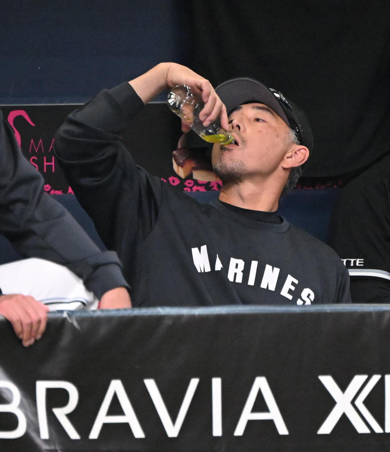オリックス対ロッテ　7回、選手の交代を告げ、ベンチで水分補給するロッテ吉井監督（撮影・和賀正仁）