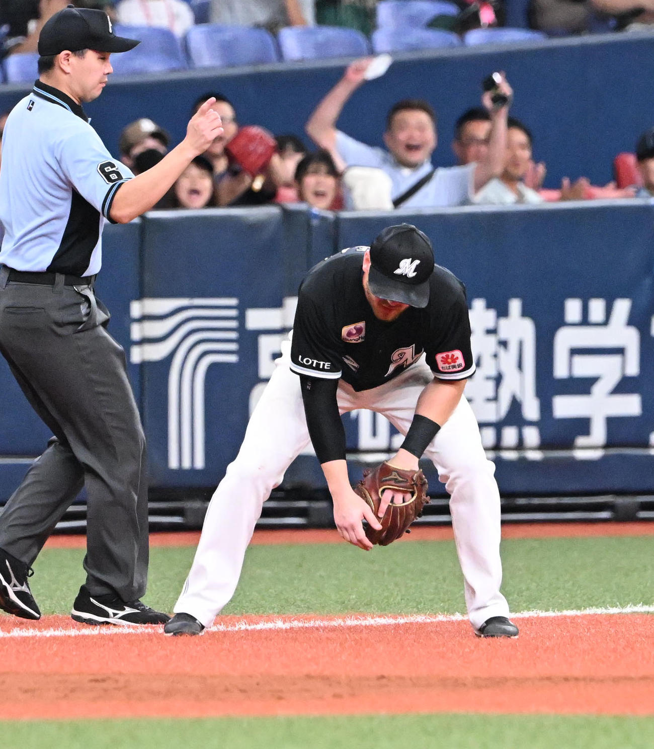 オリックス対ロッテ　8回裏オリックス2死一、二塁、ゴンザレスの打球を適時失策する三塁手ブロッソー（撮影・和賀正仁）