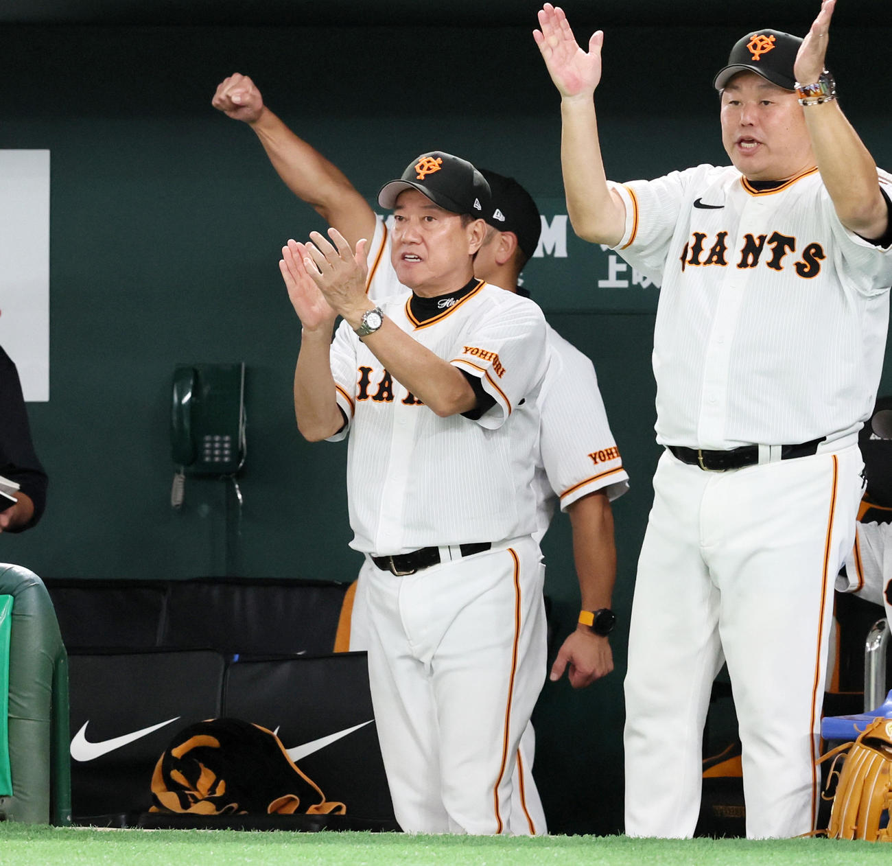 巨人対阪神　8回裏巨人2死一、二塁、原監督は岡本和の左適時打で勝ち越しに成功しベンチで拍手する（撮影・加藤哉）