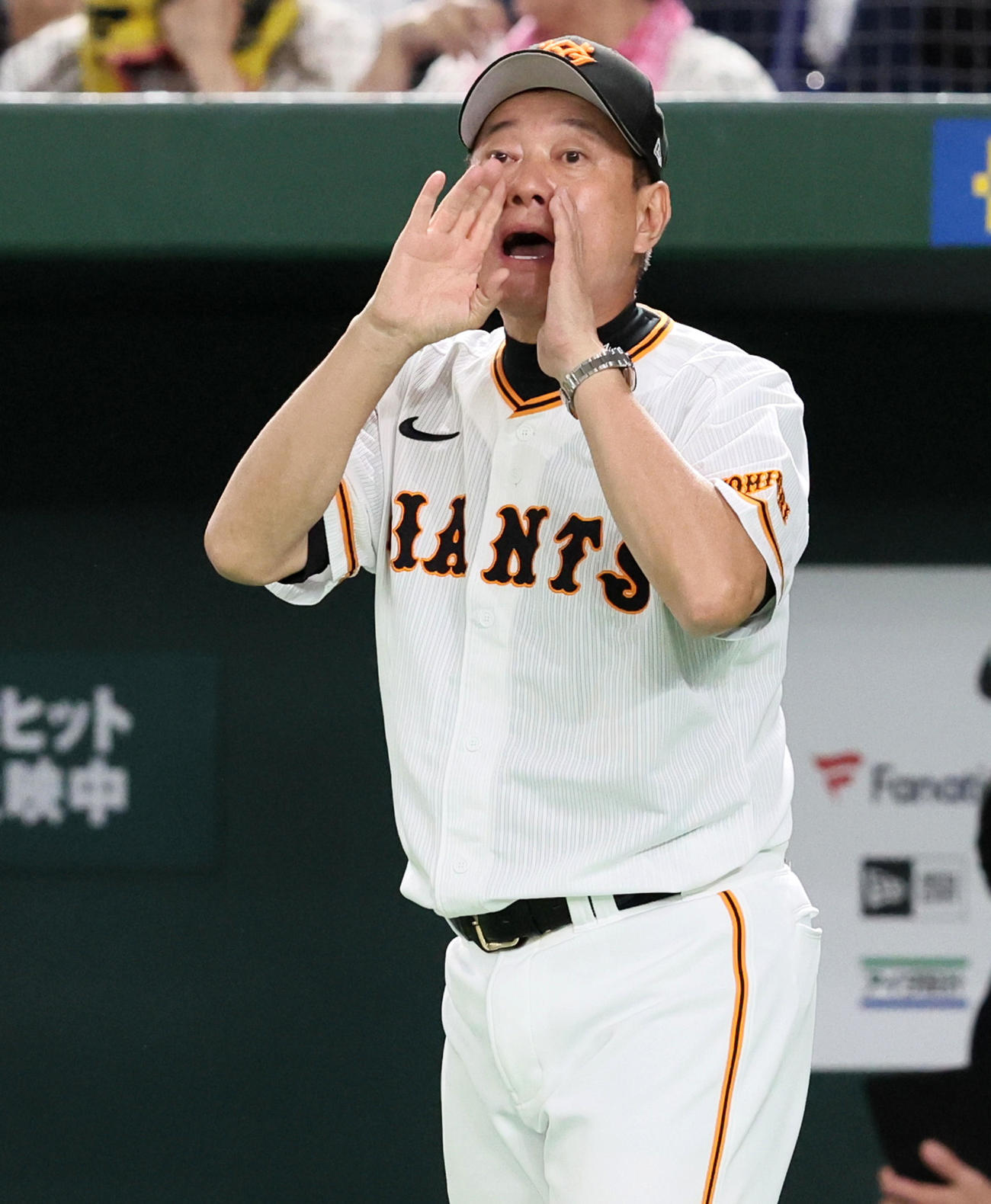 巨人対阪神　8回裏、選手交代を告げる原監督（撮影・加藤哉）