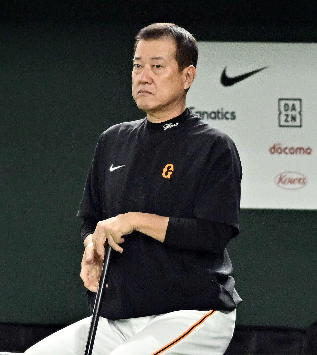 巨人対阪神　試合前練習を見守る巨人原監督（撮影・滝沢徹郎）