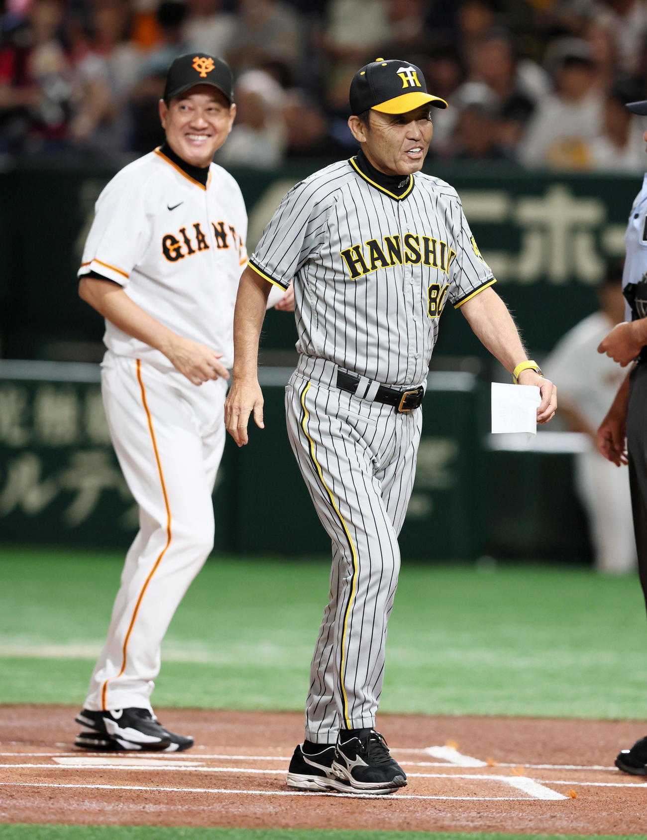 巨人対阪神　メンバー表最終確認を行う原監督（左）と岡田監督（撮影・加藤哉）