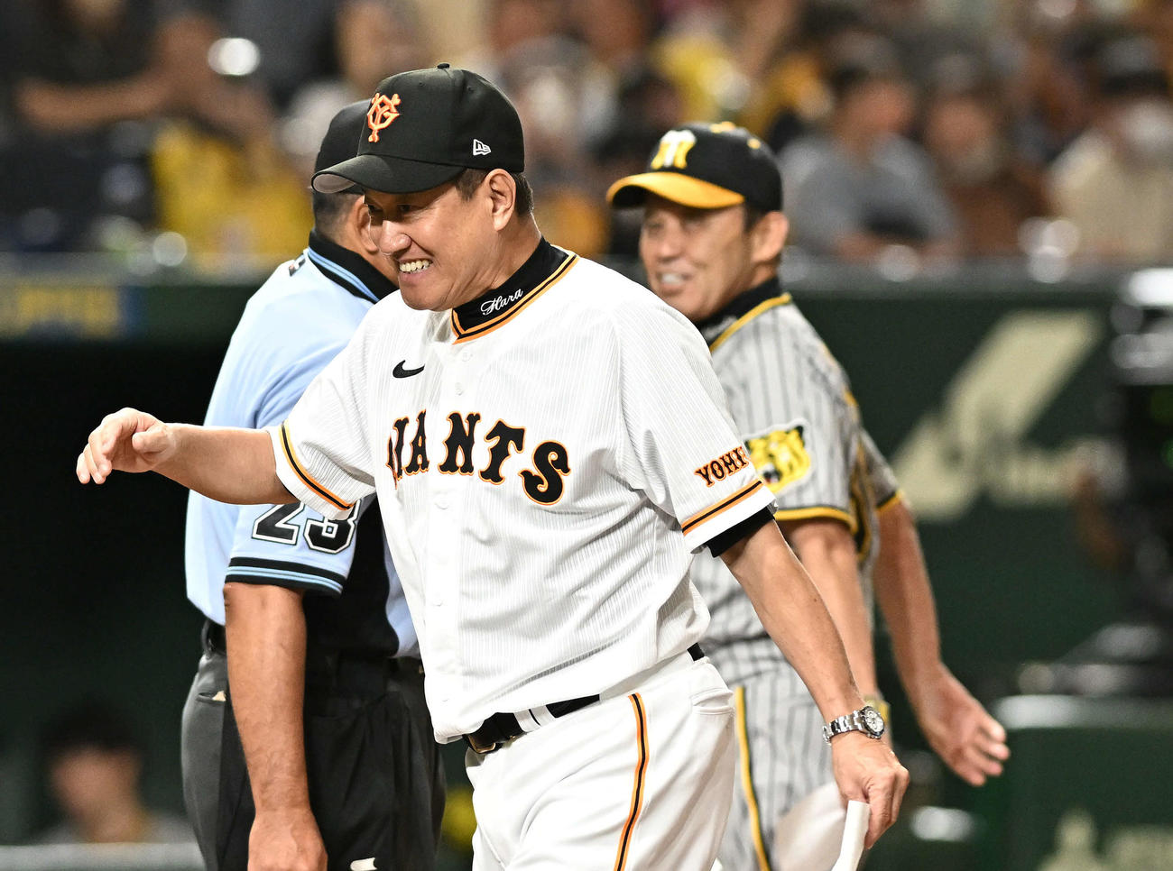巨人対阪神　試合前のメンバー表の交換を終え引き揚げる巨人原監督。後方は阪神岡田監督（撮影・滝沢徹郎）