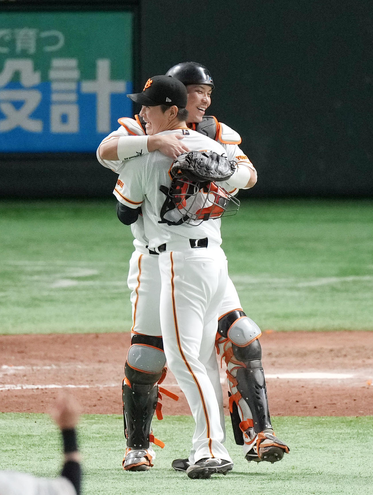 巨人対阪神　9回表阪神2死一塁、最後の打者ミエセスを遊飛に打ち取り、抱き合い喜ぶ中川（手前）と大城卓（撮影・狩俣裕三）