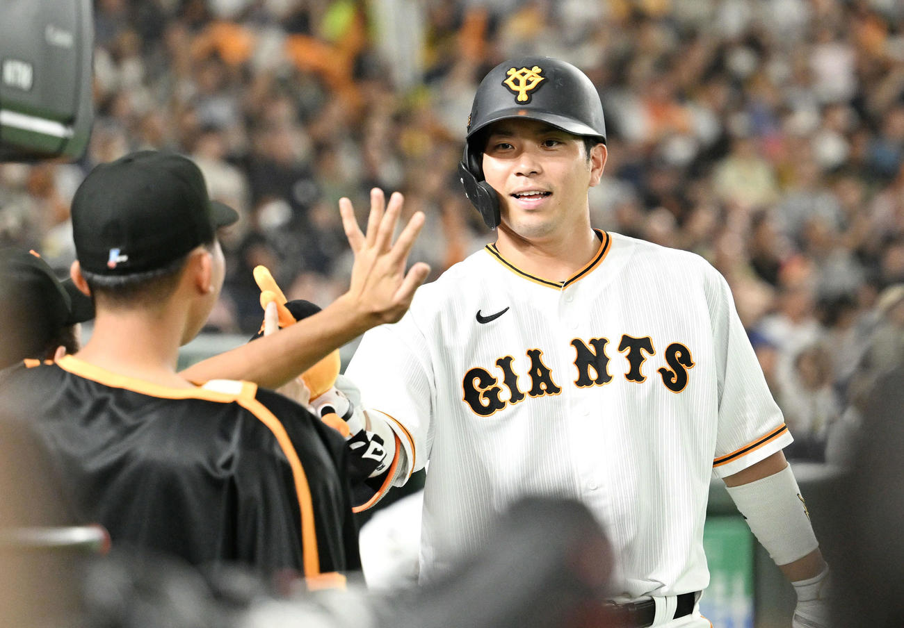 巨人対阪神　6回裏巨人無死、ソロ本塁打を放った代打大城卓はチームメートとタッチをかわす（撮影・滝沢徹郎）