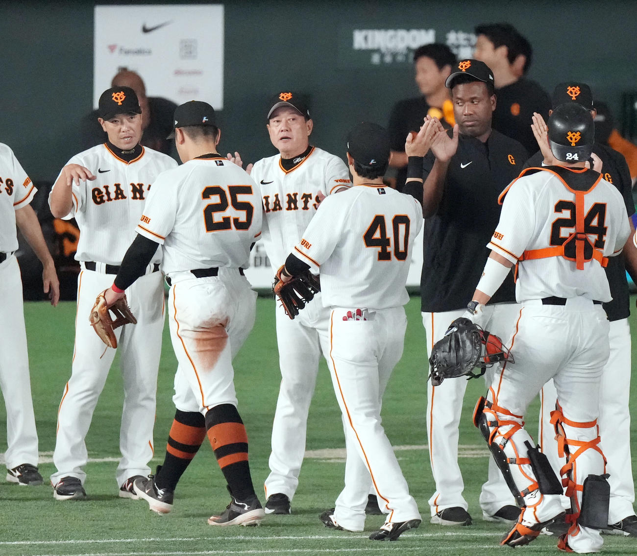 巨人対阪神　試合後、岡本和（左から2人目）を迎える原監督（中央）（撮影・狩俣裕三）