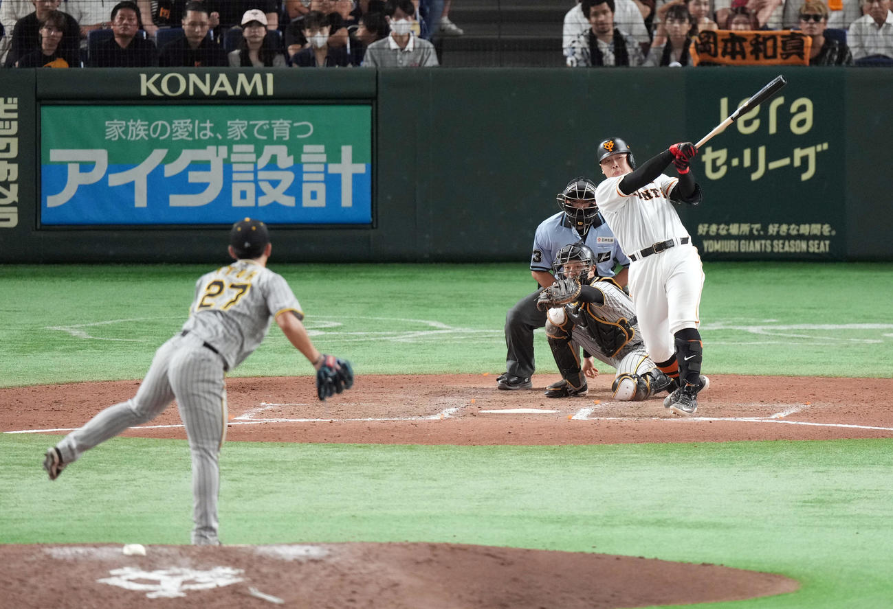 巨人対阪神　8回裏巨人2死一、二塁、適時打を放つ岡本和。投手伊藤将（撮影・狩俣裕三）