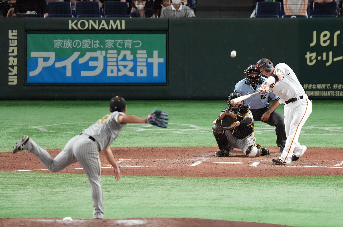 巨人対阪神　6回裏巨人2死、ソロ本塁打を放つ坂本。投手伊藤将（撮影・狩俣裕三）