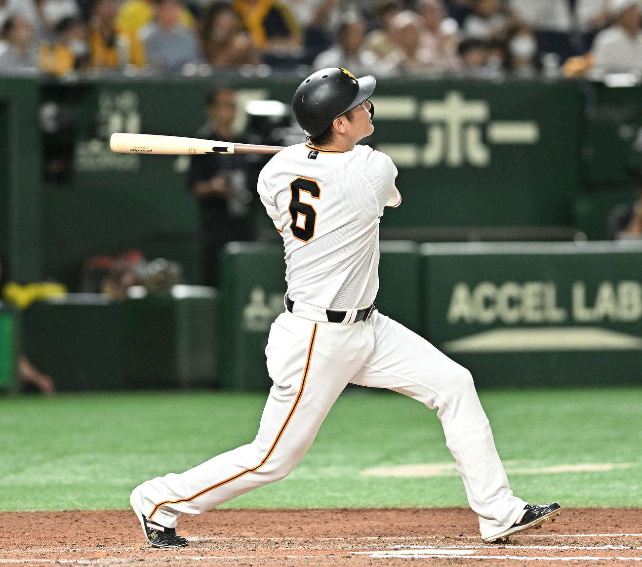 巨人対阪神　6回裏巨人2死、坂本は中越えソロ本塁打を放つ（撮影・滝沢徹郎）