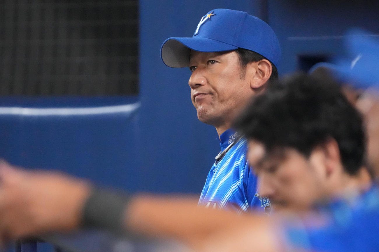 中日対DeNA 5回表、ベンチから試合を見つめる三浦監督（撮影・森本幸一）