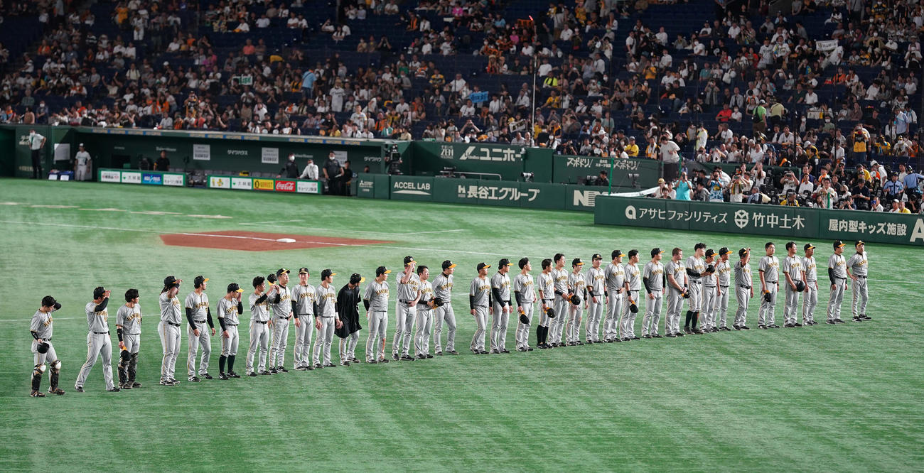 巨人対阪神　試合後、今季東京ドーム最終戦のため、左翼席のファンにあいさつする阪神の選手たち。右端は岡田監督（撮影・狩俣裕三）