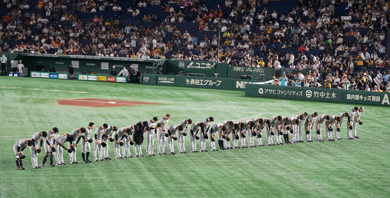 巨人対阪神　試合後、今季東京ドーム最終戦のため、左翼席のファンにあいさつする阪神の選手たち。右端は岡田監督（撮影・狩俣裕三）