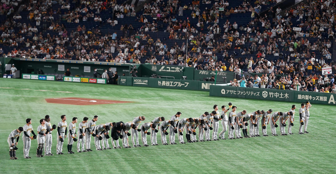 巨人対阪神　試合後、今季東京ドーム最終戦のため、左翼席のファンにあいさつする阪神の選手たち。右端は岡田監督（撮影・狩俣裕三）