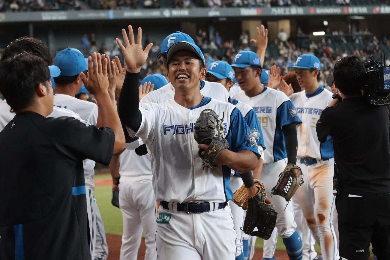 日本ハム対ロッテ　笑顔でベンチに引き揚げる日本ハム今川（撮影・永野高輔）