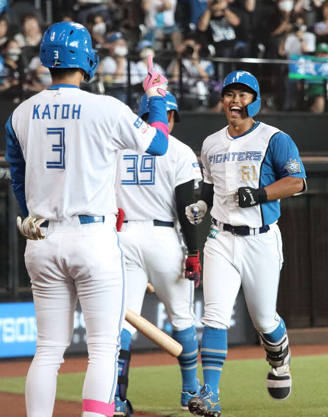 日本ハム対ロッテ　2回に先制ソロを放ち、加藤豪に執念ポーズで出迎えられる日本ハム今川（右）（撮影・永野高輔）