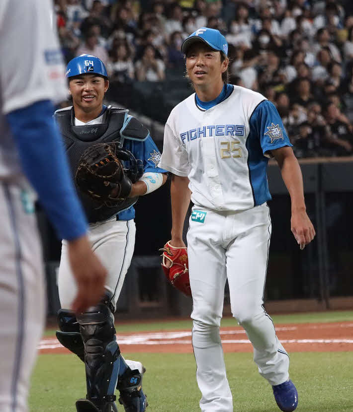 日本ハム対ロッテ　無失点で終え、笑顔で田宮と話す日本ハム宮西（右）（撮影・永野高輔）