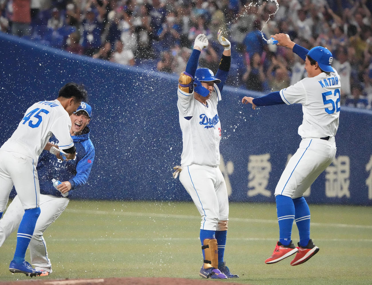 中日対DeNA 12回裏中日2死一、二塁、左前サヨナラ適時打を放ち手荒い祝福を受ける宇佐見（右から2人目）（撮影・森本幸一）