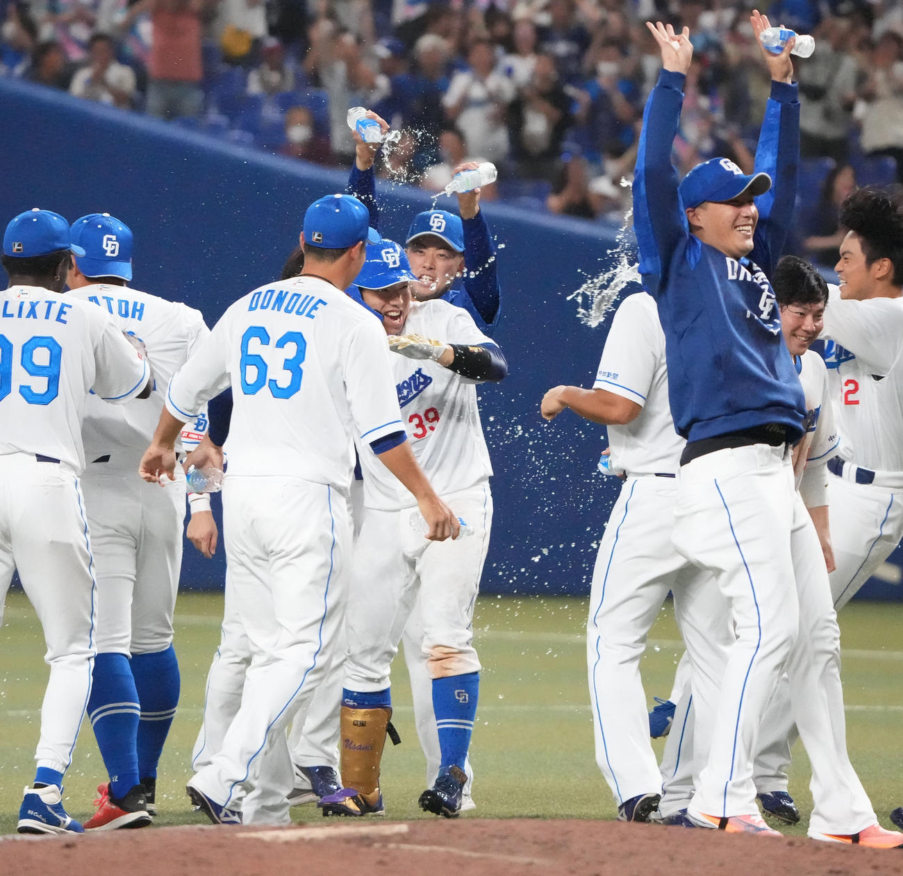 中日対DeNA 12回裏中日2死一、二塁、左前サヨナラ適時打を放ち手荒い祝福を受ける宇佐見（中央）（撮影・森本幸一）