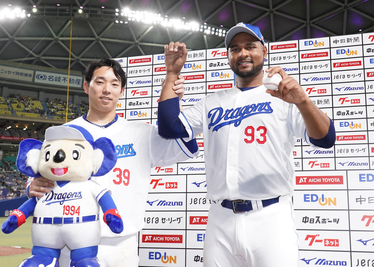 中日対DeNA　ヒーローインタビューを終えポーズを決める（左から）サヨナラ打の宇佐見と初勝利のフェリス（撮影・森本幸一）