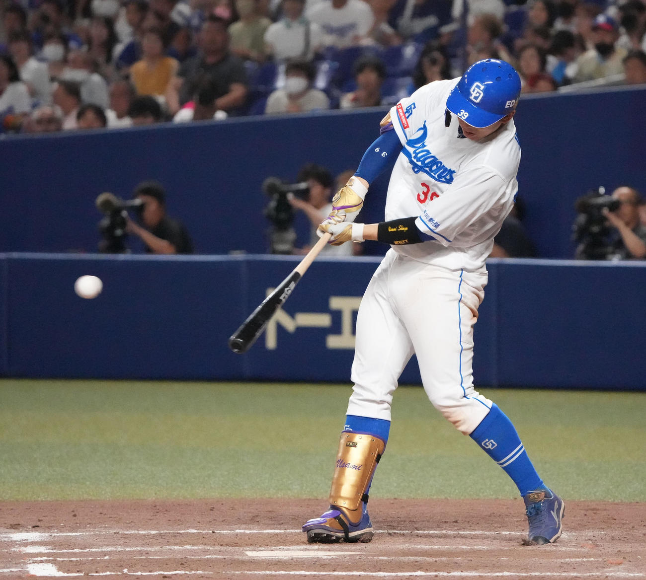 中日対DeNA 12回裏中日2死一、二塁、左前サヨナラ適時打を放つ宇佐見（撮影・森本幸一）