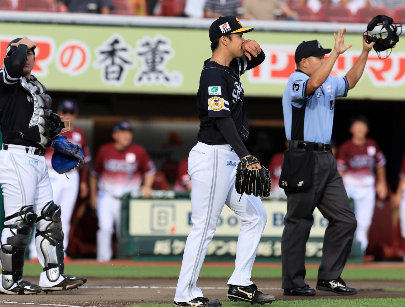 楽天対ソフトバンク　2回裏楽天1死三塁、岡島に先制適時打を許し、喜ぶ楽天ベンチを横目に汗をぬぐう松本晴（撮影・浅見桂子）