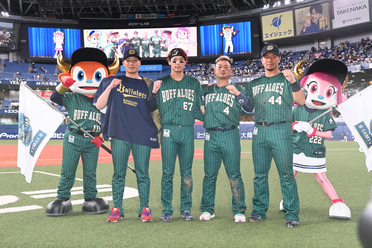 オリックス対ロッテ　ヒーローインタビュー後、ガッツポーズする右から頓宮、森、中川圭、東（撮影・和賀正仁）