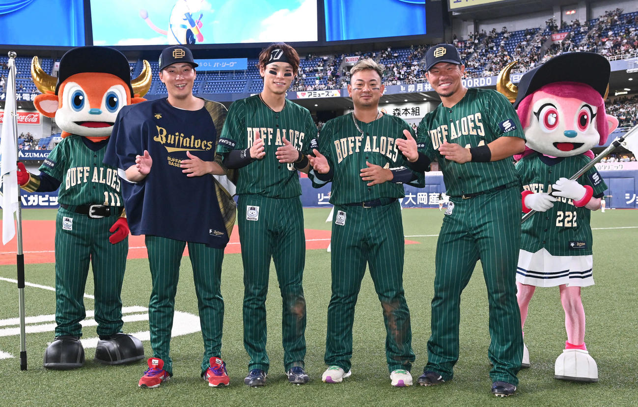 オリックス対ロッテ　ヒーローインタビュー後、「ホイサー」とポーズを決めるオリックスの選手たち。右から頓宮、森、中川圭、東（撮影・和賀正仁）
