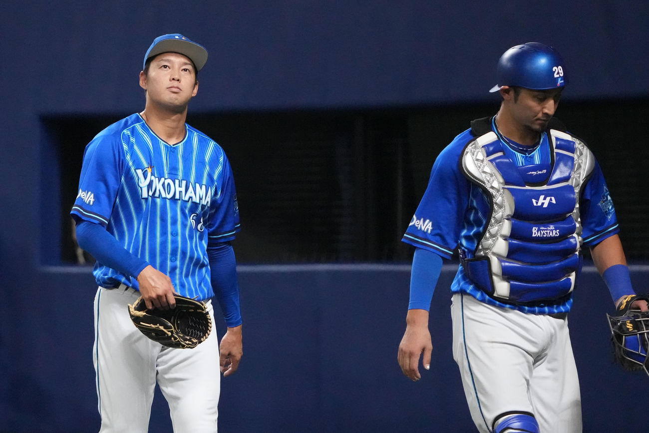 中日対DeNA 12回裏中日2死一、二塁、宇佐見にサヨナラ適時打を打たれガックリの（左から）森原と伊藤（撮影・森本幸一）
