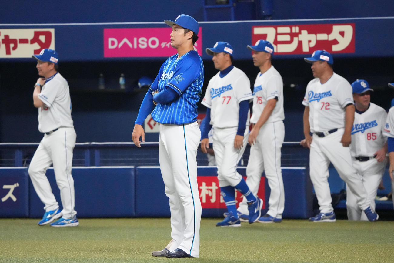 中日対DeNA 12回裏中日2死一、二塁、宇佐見にサヨナラ適時打を打たれ立ち尽くす森原（手前）（撮影・森本幸一）