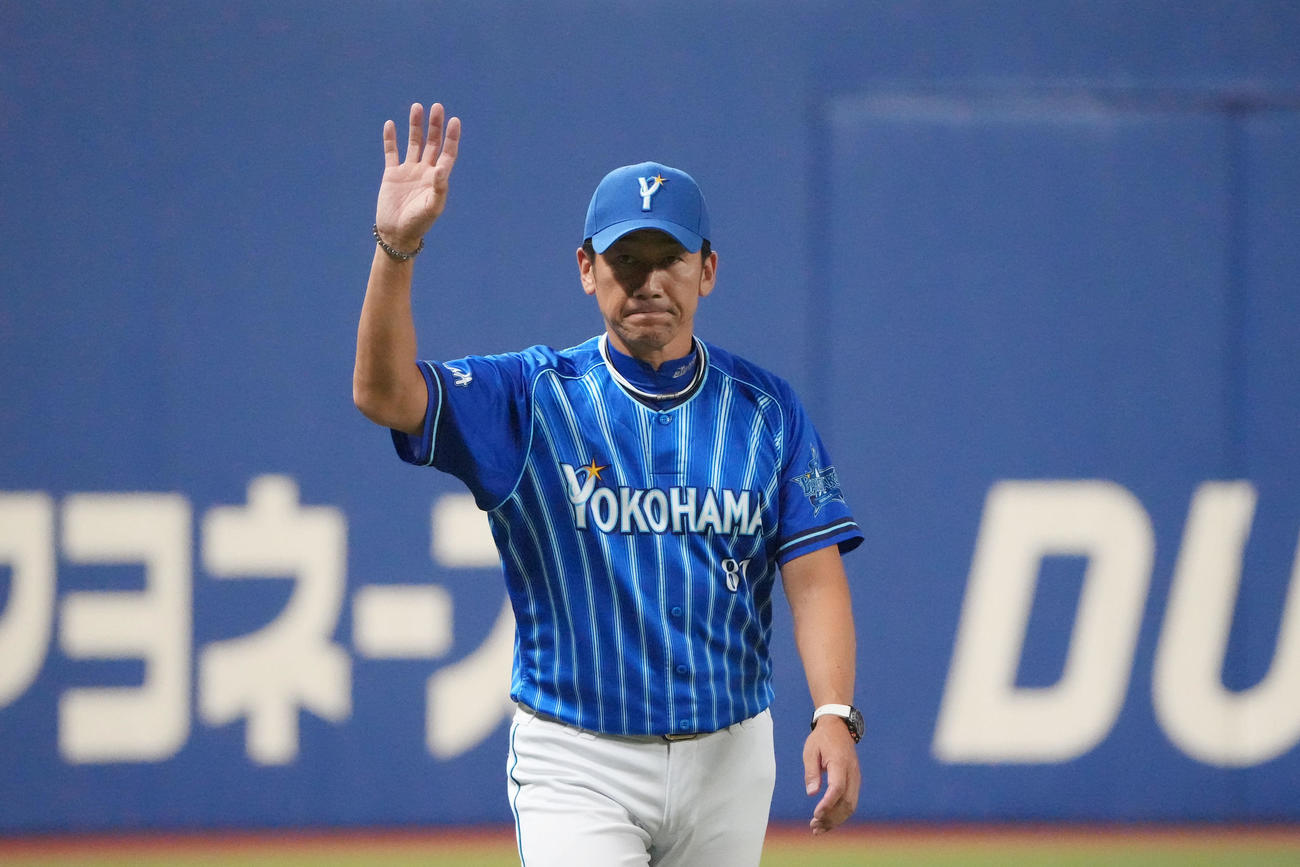 中日対DeNA　バンテリンドーム最終戦の今日、レフトスタンドのファンにあいさつを行う三浦監督（撮影・森本幸一）
