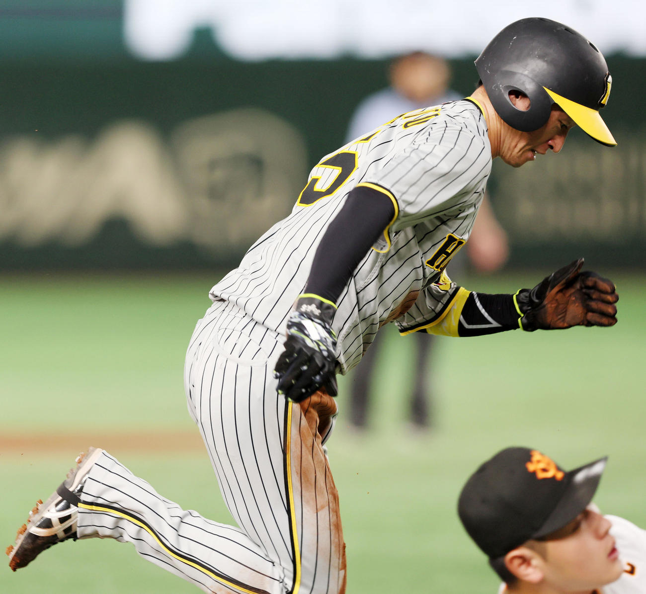 巨人対阪神　3回表阪神1死二塁、二塁走者近本は打者中野のとき岸田のパスボールで三塁をまわり、慌ててヘッドスライディングで帰塁も相手悪送球により生還（撮影・加藤哉）
