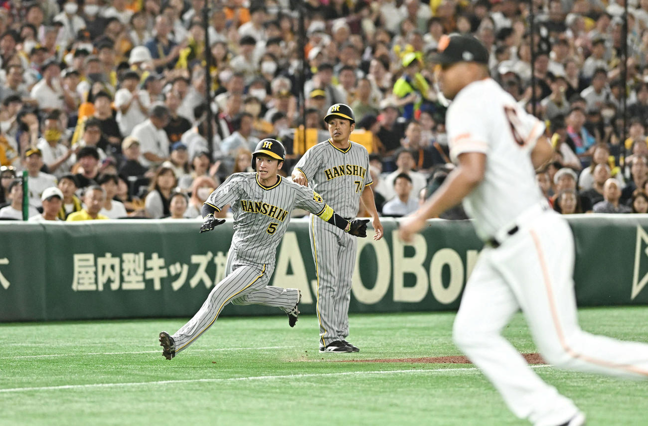 巨人対阪神　3回表阪神1死二塁、敵失から三進する近本（左）（撮影・滝沢徹郎）