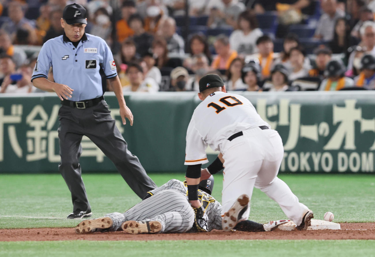 巨人対阪神　3回表阪神1死一塁、一塁走者中野はけん制球が体に当たり痛がる仕草を見せる。一塁手は中田翔（撮影・加藤哉）