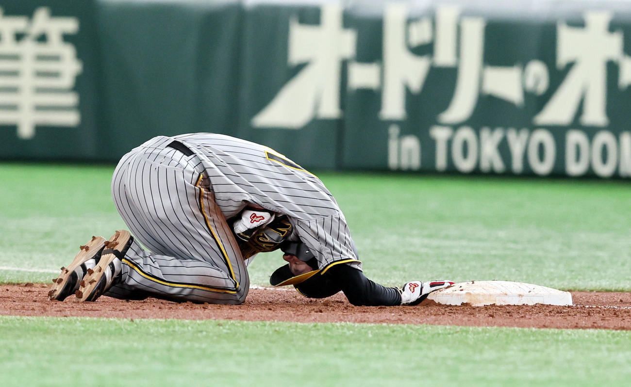 巨人対阪神　3回表阪神1死一塁、一塁走者中野はけん制球が体に当たり痛がる仕草を見せる（撮影・加藤哉）