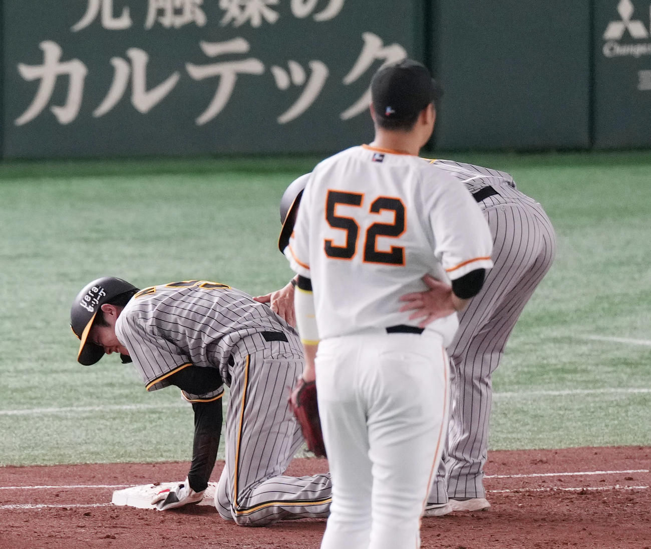 巨人対阪神　3回表阪神1死一塁、メンデスのけん制で腹部を痛がる中野（撮影・狩俣裕三）