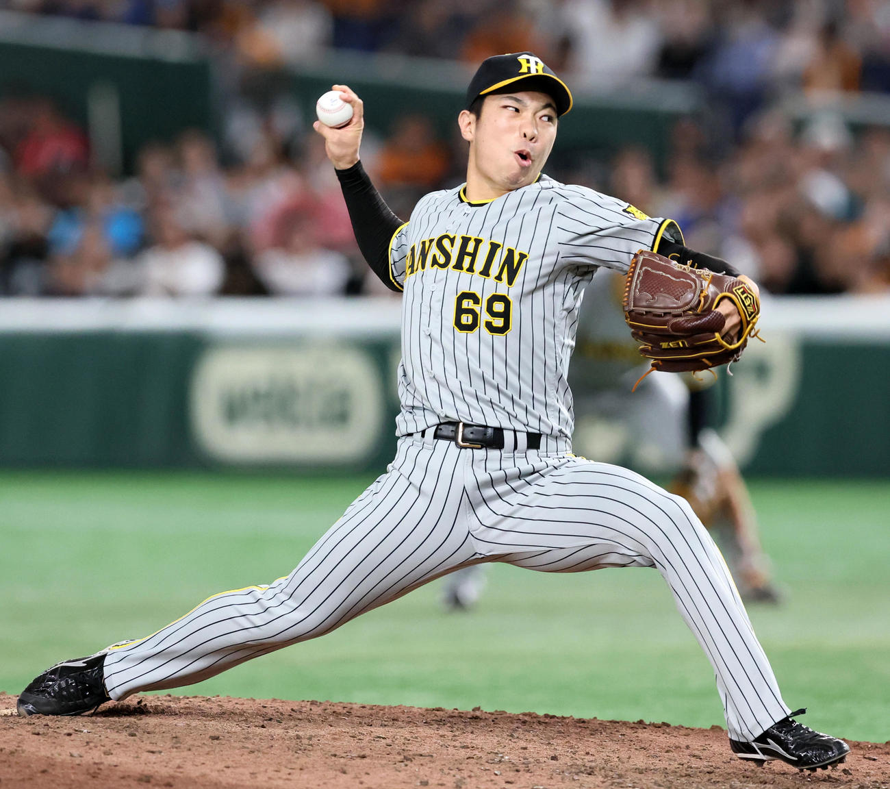 巨人対阪神　8回裏、阪神2番手で登板する石井大（撮影・加藤哉）