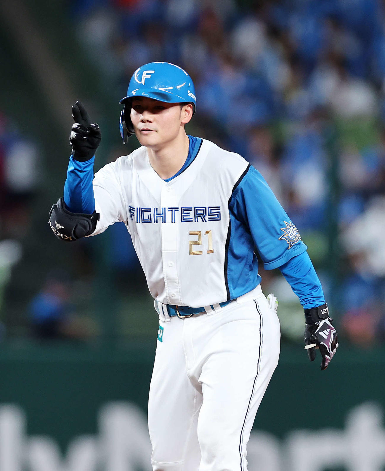 西武対日本ハム　5回表日本ハム1死、清宮は左越え二塁打を放ちポーズを決める（撮影・鈴木正人）