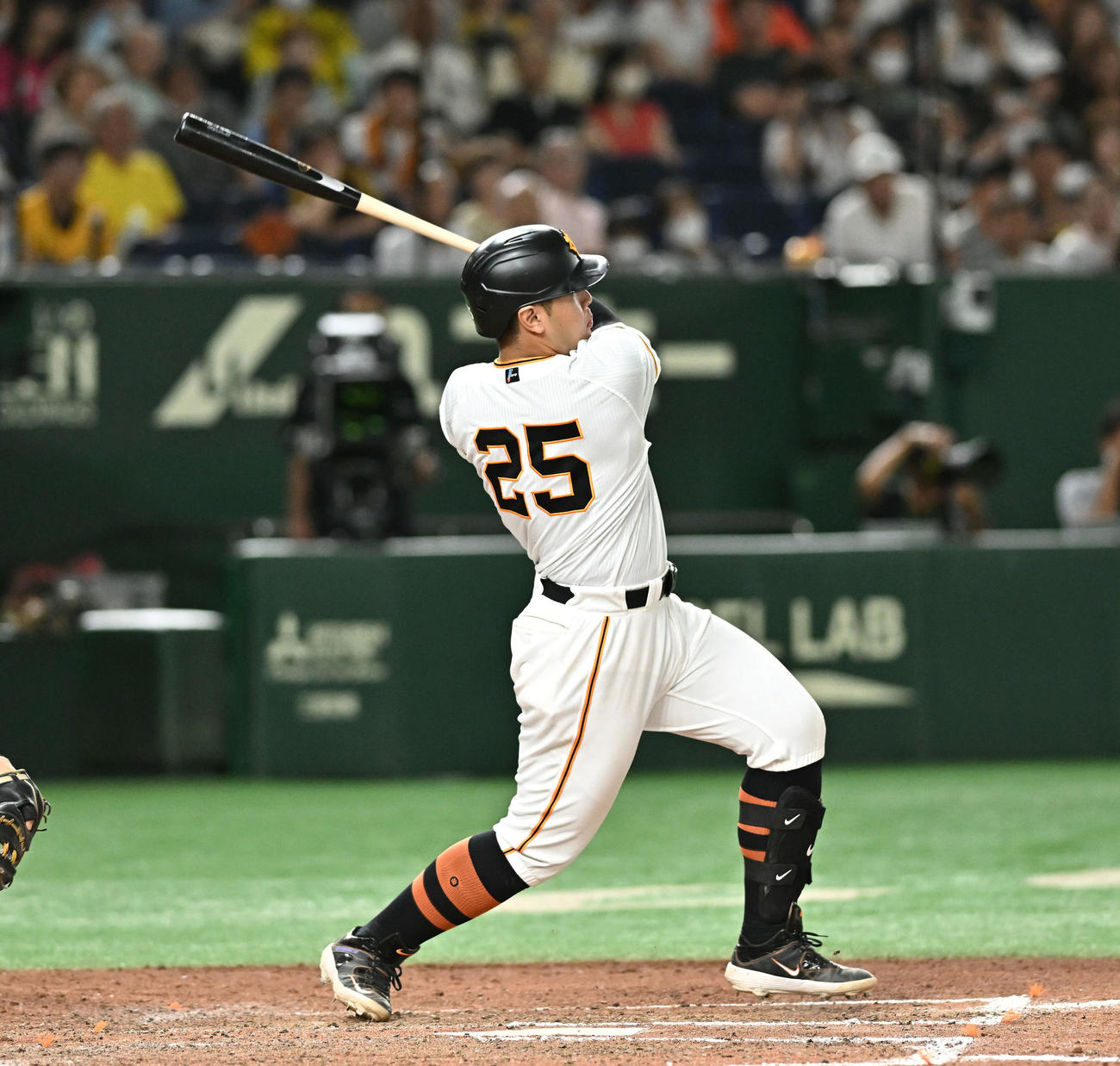 巨人対阪神　8回裏巨人2死一、二塁、岡本和は左翼に適時打を放つ（撮影・滝沢徹郎）