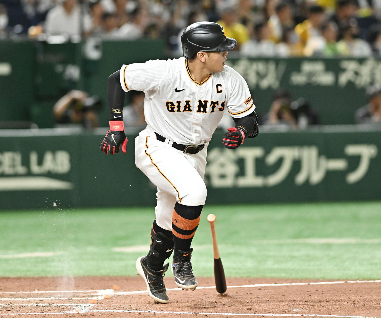 巨人対阪神　8回裏巨人2死一、二塁、岡本和は左翼に適時打を放つ（撮影・滝沢徹郎）