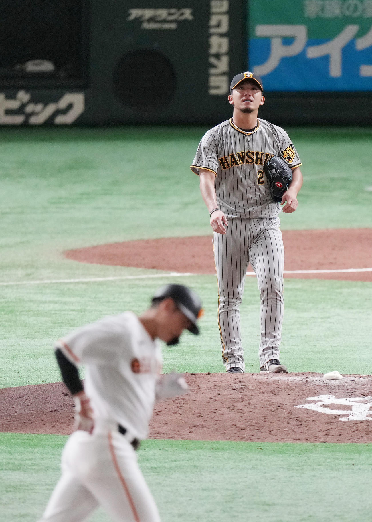 巨人対阪神　6回裏巨人2死、坂本（手前）にソロ本塁打を打たれる伊藤将（撮影・狩俣裕三）
