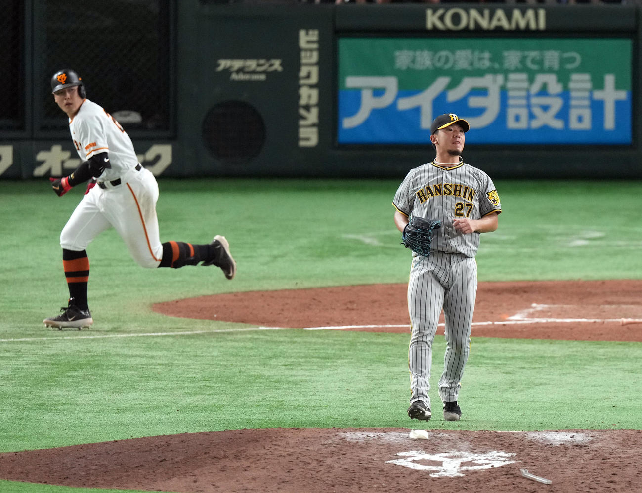 巨人対阪神　8回裏巨人2死一、二塁、岡本和に適時打を打たれる伊藤将（撮影・狩俣裕三）