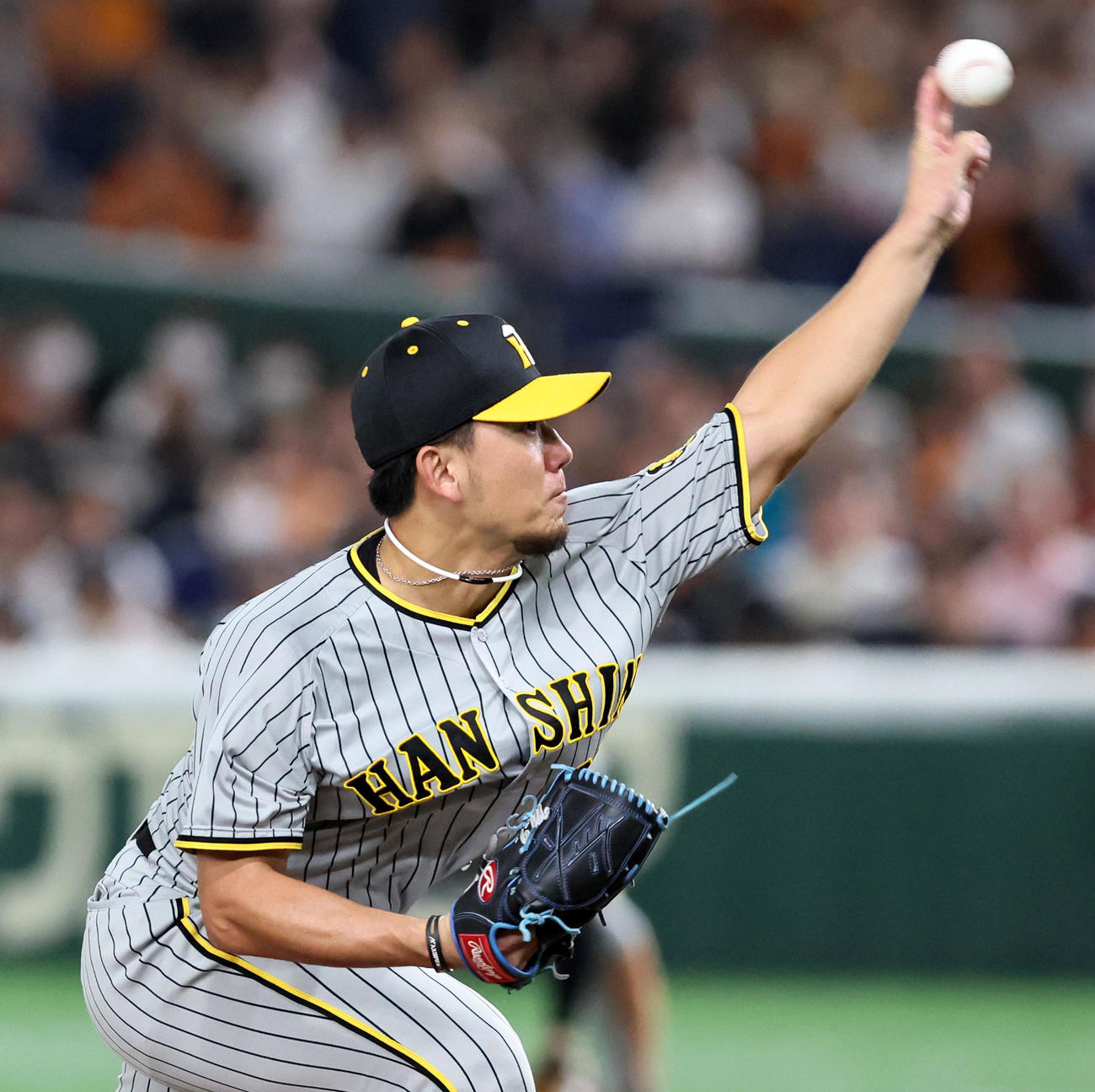 巨人対阪神　巨人打線相手に粘投を見せる伊藤将（撮影・加藤哉）