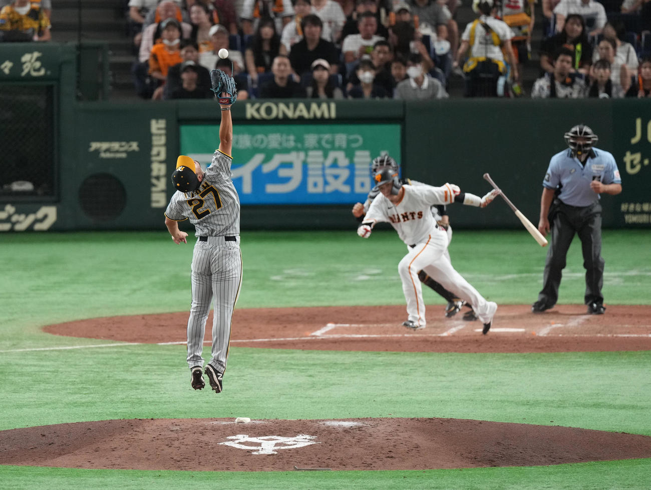 巨人対阪神　4回裏巨人1死、坂本の打球にジャンプで反応する伊藤将（撮影・狩俣裕三）